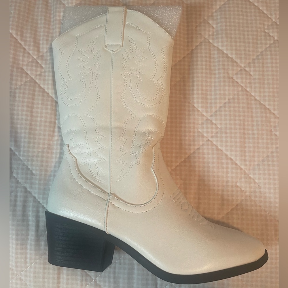 ‼️BRAND NEW WITH TAG‼️Women’s white western/cowgirl boots
